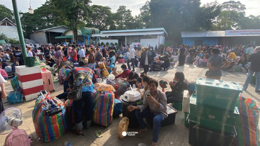 บรรยากาศบริเวณจุดผ่านแดนถาวรบ้านแหลม ตำบลเทพนิมิต อ.โป่งน้ำร้อน จ.จันทบุรี เนืองแน่นไปด้วยชาวเขมรนับหมื่นคน ที่เตรียมจะเดินทางกลับประเทศตัวเอง หลังไทยและกัมพูชา เปิดให้ข้ามผ่านแดนได้เฉพาะทางเดินของคนเท่านั้น