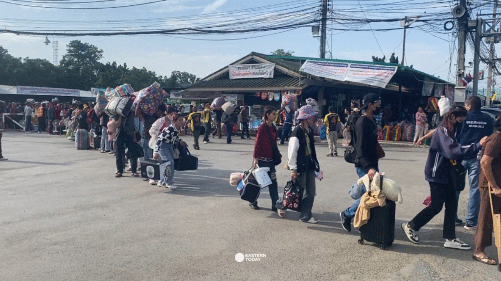 บรรยากาศบริเวณจุดผ่านแดนถาวรบ้านแหลม ตำบลเทพนิมิต อ.โป่งน้ำร้อน จ.จันทบุรี เนืองแน่นไปด้วยชาวเขมรนับหมื่นคน ที่เตรียมจะเดินทางกลับประเทศตัวเอง หลังไทยและกัมพูชา เปิดให้ข้ามผ่านแดนได้เฉพาะทางเดินของคนเท่านั้น