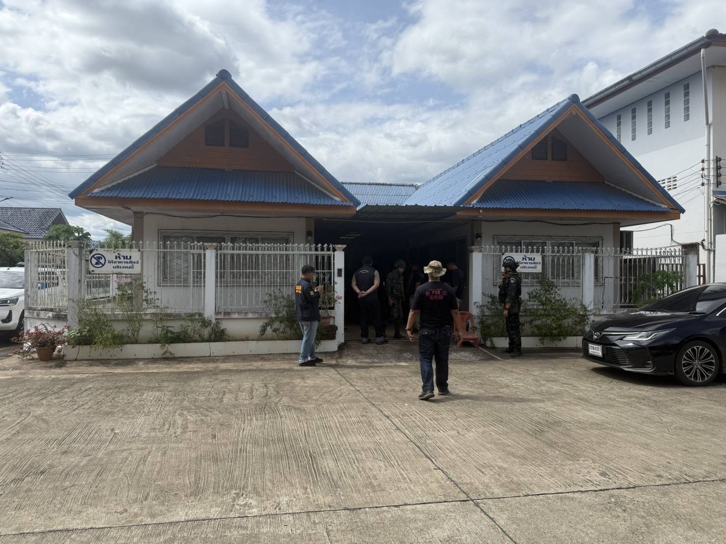 ตำรวจสระแก้วบุกทลายรังคอลเซ็นเตอร์กลางเมือง ยึด "ซิมบ็อกซ์" 128 ช่อง รวบผู้ดูแลบ้าน